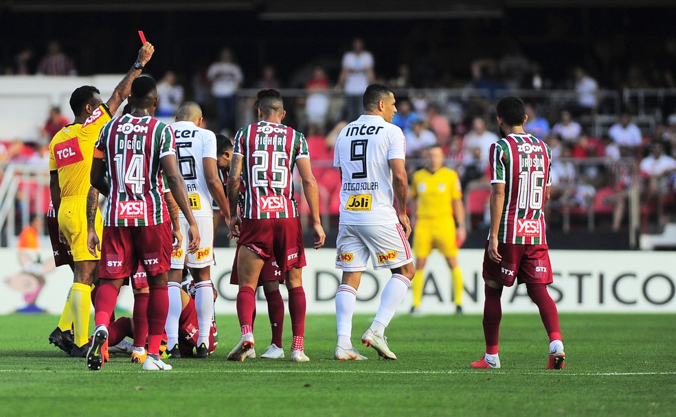 Diego Souza foi expulso ainda no primeiro tempo do duelo com o Fluminense — Foto: Marcos Ribolli/GloboEsporte.com
