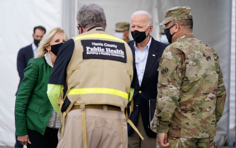O presidente dos EUA, Joe Biden, e a primeira-dama, Jill Biden, chegam a posto de vacinação contra a Covid-19 no NGR Stadium, em Houston, no Texas, na sexta-feira (26) — Foto: AP Photo/Patrick Semansky