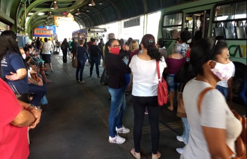 Usu&aacute;rios do transporte p&uacute;blico reclamam de aglomera&ccedil;&otilde;es e &ocirc;nibus atrasados &mdash; Foto: Paula Cardoso/CBN Araraquara