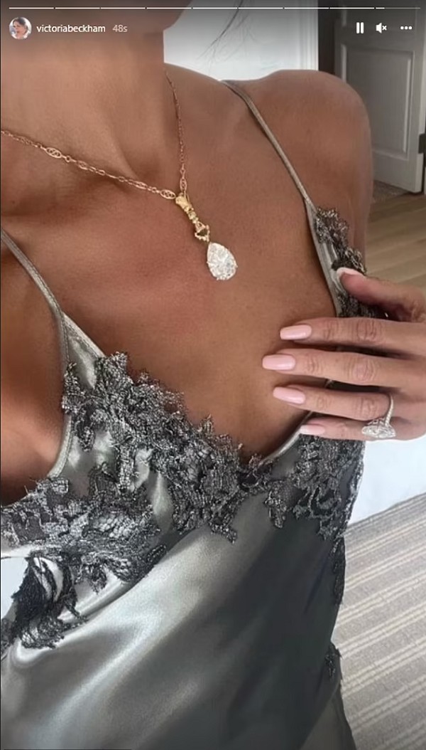 Detalhe do vestido usado por Victoria Beckham no casamento do filho mais velho dela, Brooklyn Beckham, com a atriz Nicola Peltz (Foto: Instagram)