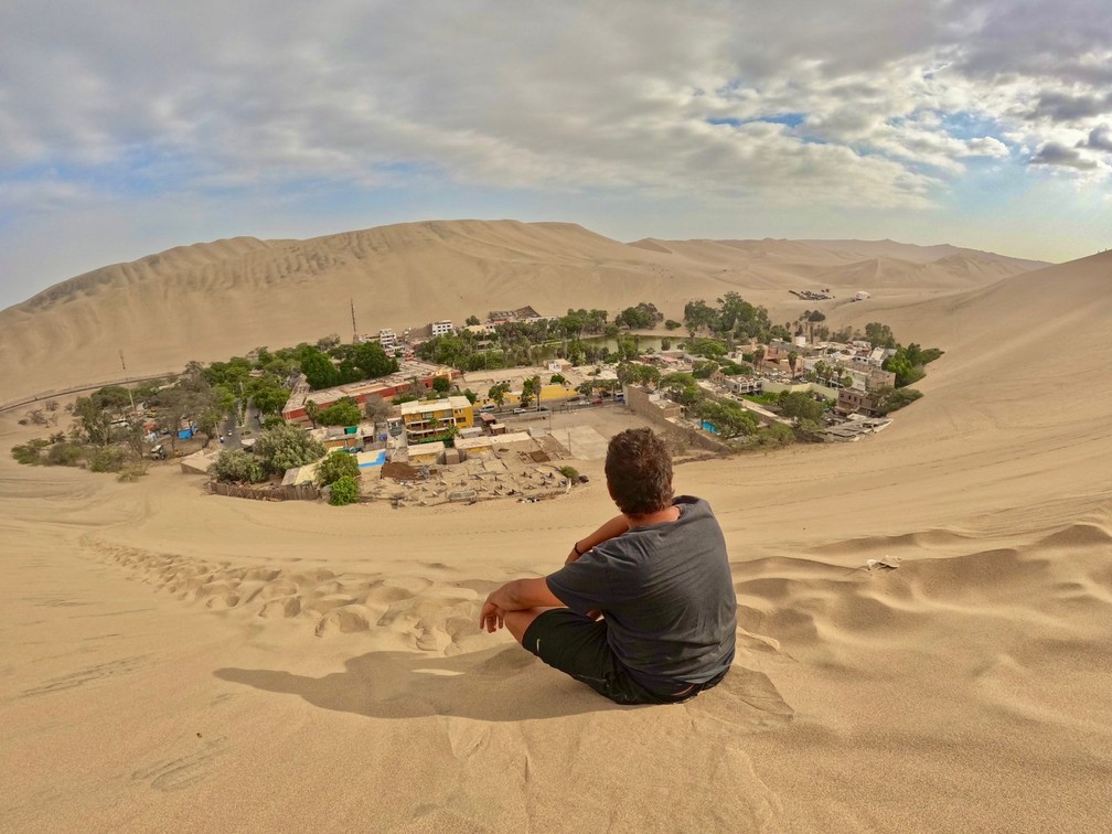 Registro de Luiz na Laguna Huacachina, conhecida como o "Oásis da América", no Peru — Foto: Arquivo pessoal/ Luiz Torelli