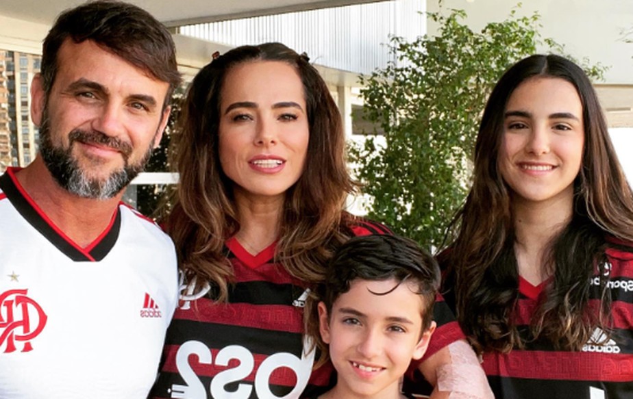 Cassia Linhares com o marido e os filhos