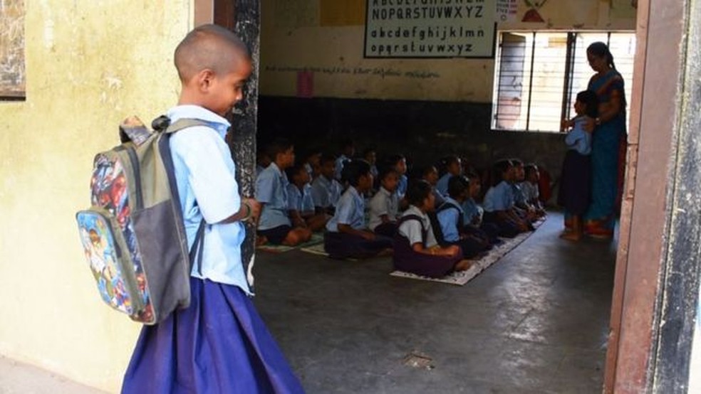 Divya disse estar muito animada para seu primeiro dia na escola  — Foto: BBC
