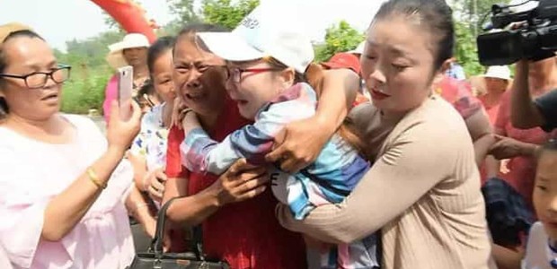 O emocionante reencontro de Wang Shanshan com sua mãe biológica após 30 anos (Foto: The Mirror/ Reprodução)