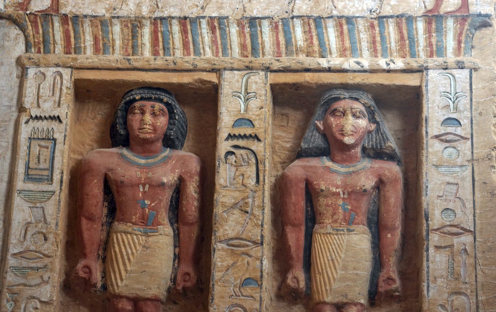Estátuas de socorro são vistas no túmulo recentemente descoberto da Purificação Real do Sacerdote durante o reinado do Rei Nefer Ir-Ka-Re, chamado "Wahtye", no local da pirâmide de degraus de Saqqara, em Gizé, Egito, no sábado, dez. 15, 2018. A Missão Arqueológica Egípcia que trabalha na Necrópole de Animais Sagrados no sítio arqueológico de Saqqara conseguiu descobrir a tumba, anunciou o Ministro de Antiguidades Khaled el-Anani (AP Photo / Amr Nabil) — Foto: AP Photo/Amr Nabil
