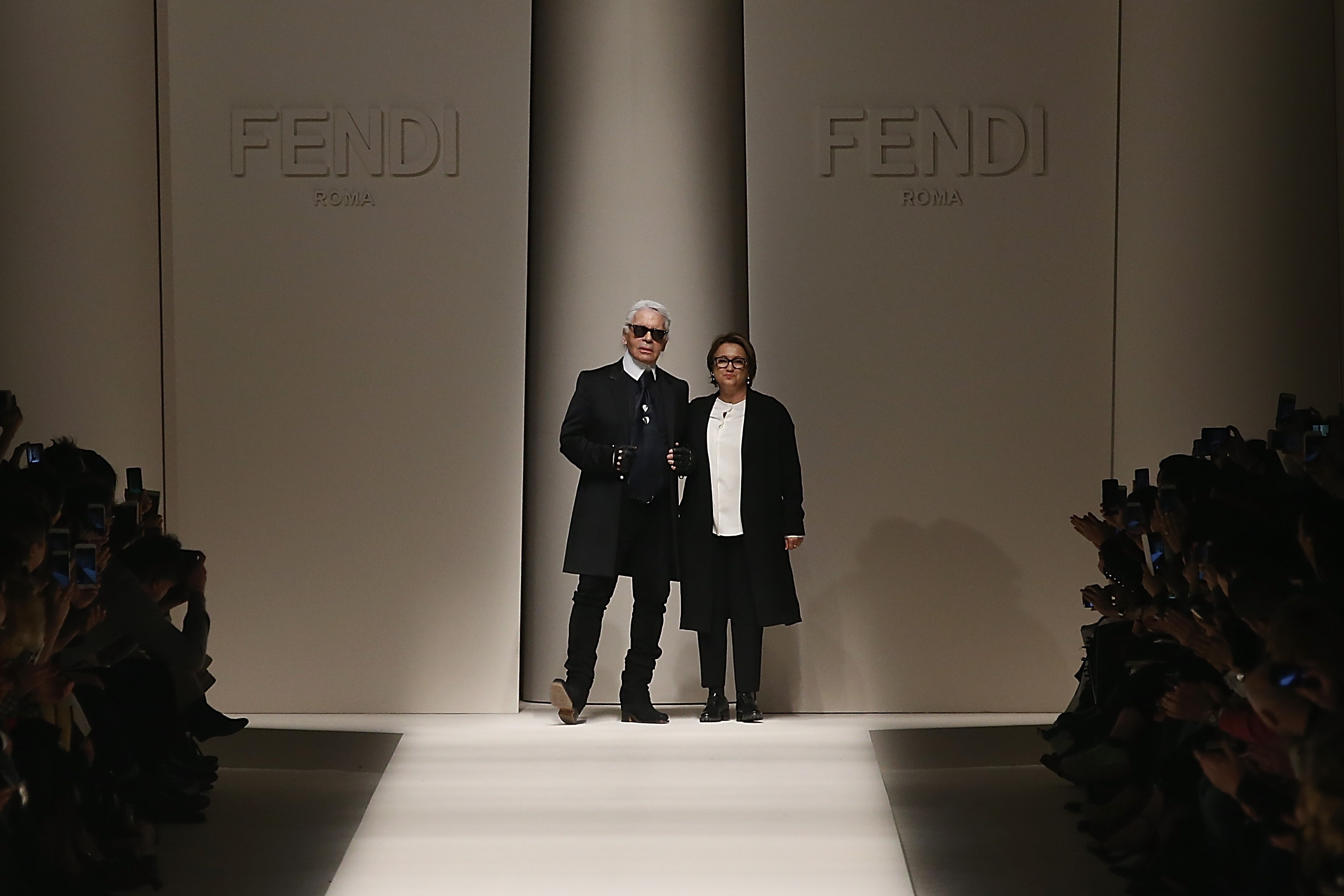  Karl Lagerfeld e Silvia Venturini na Semana de Moda de Milão (Foto: Getty Images)