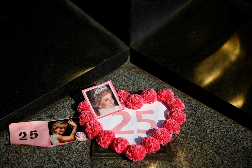 Homenagens aos 25 anos da morte da princesa Diana — Foto: Sarah Meyssonnier/REUTERS