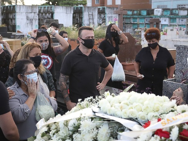 Enterro do pai de Yudi Tamashiro (Foto: Claudio Vitor Vaz/Francisco Cepeda/AgNews)