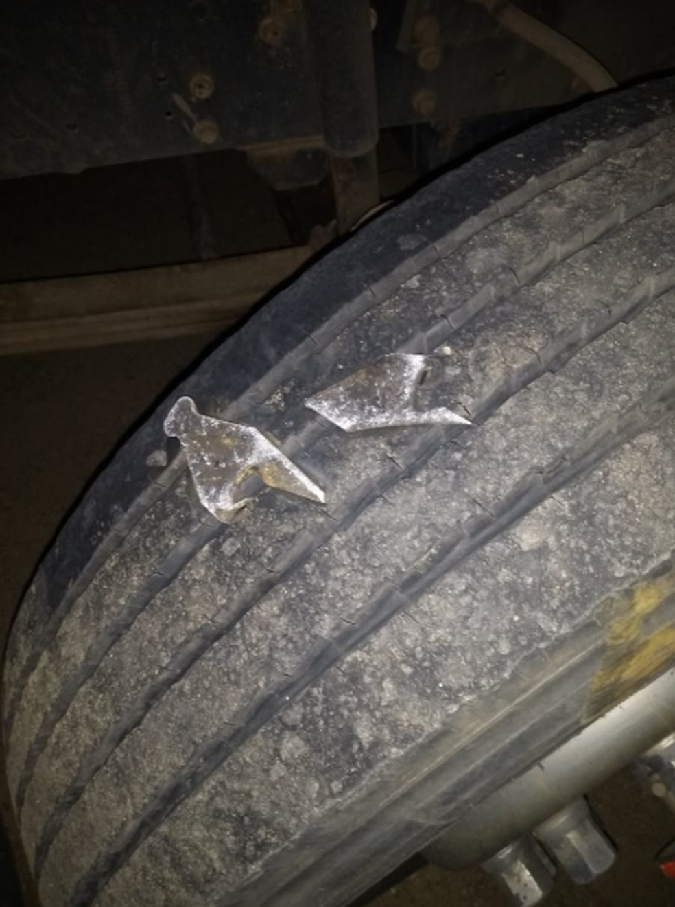 Grupo colocou ferros em um trecho da rodovia BR-222 para evitar que a polícia chegasse ao local. — Foto: Matheus Ferreira/TV Verdes Mares