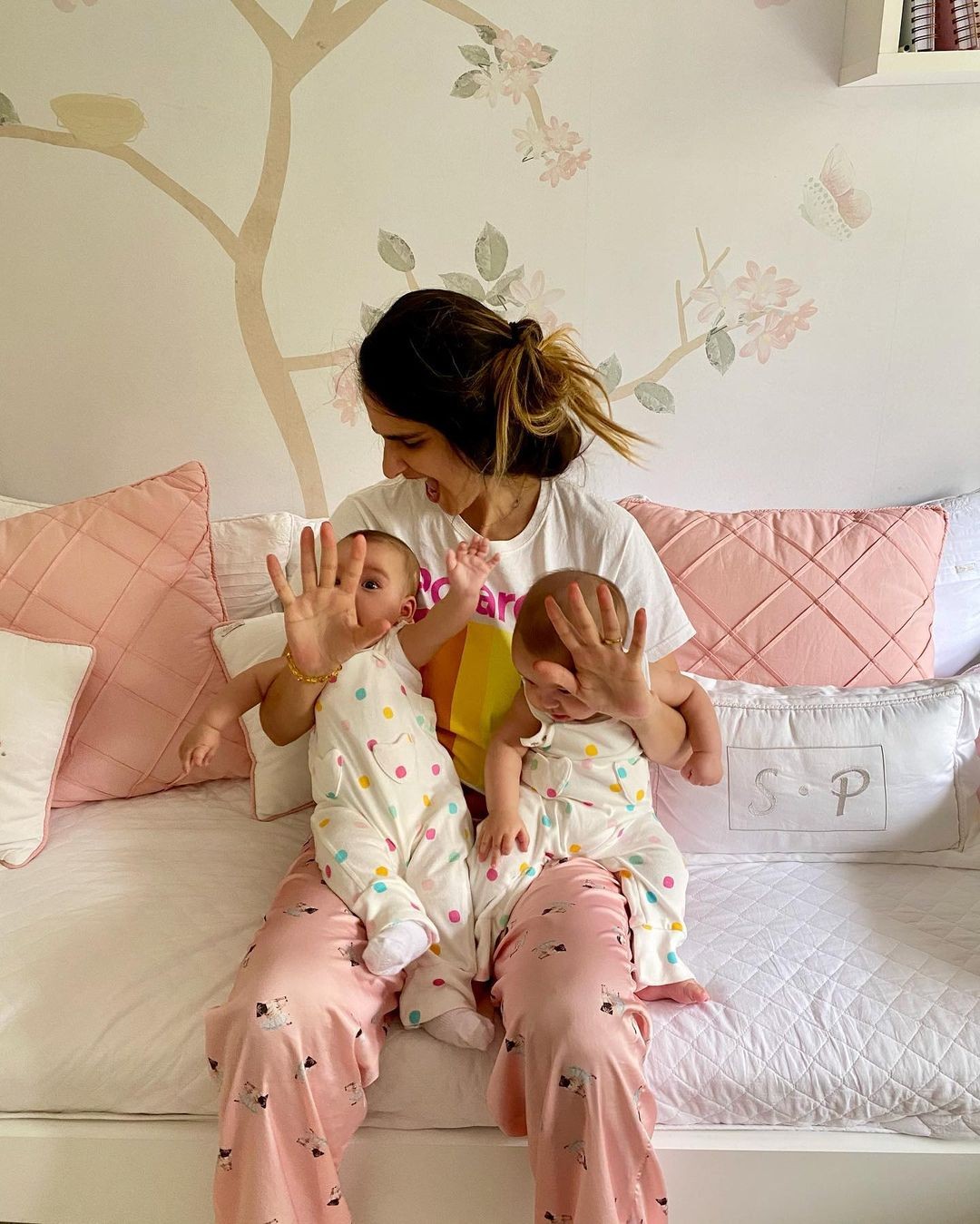 Marcella Fogaça com as filhas gêmeas Pietra e Sofia (Foto: Reprodução/Instagram)