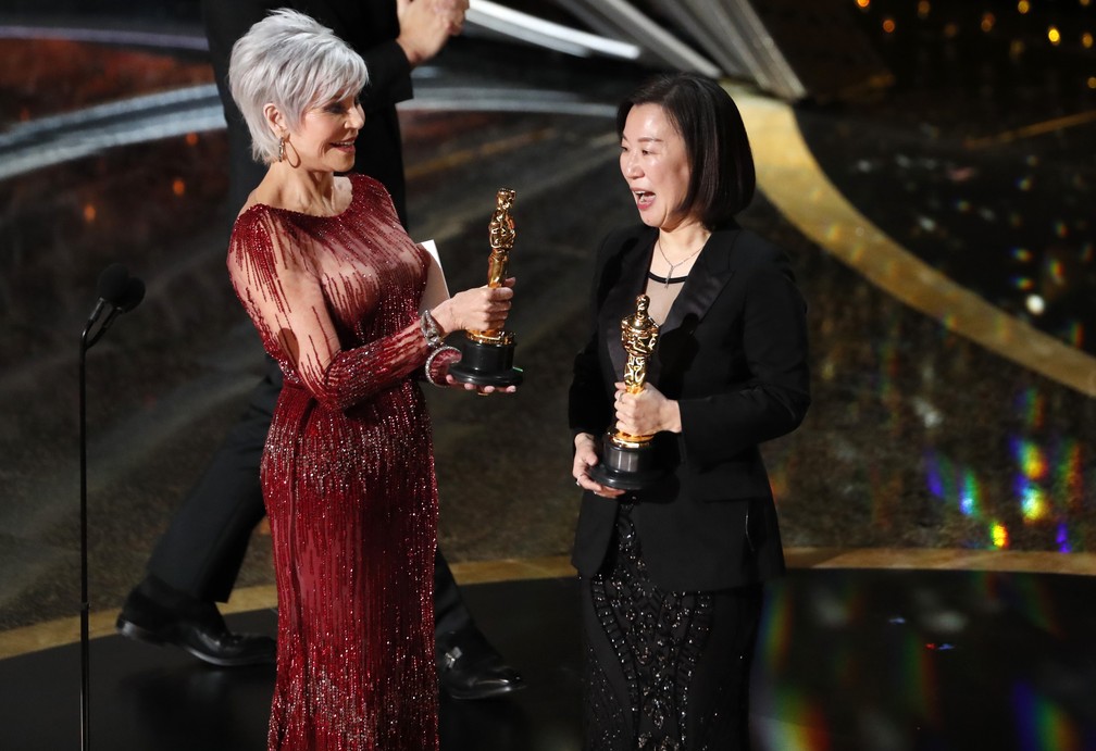 Jane Fonda entrega o Oscar de melhor filme para Kwak Sin Ae e Bong Joon Ho por 'Parasita' — Foto: Mario Anzuoni/Reuters
