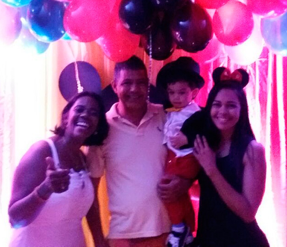 Daiane Reis Mota [à direita] no aniversário do filho com os pais (Foto: Arquivo pessoal)