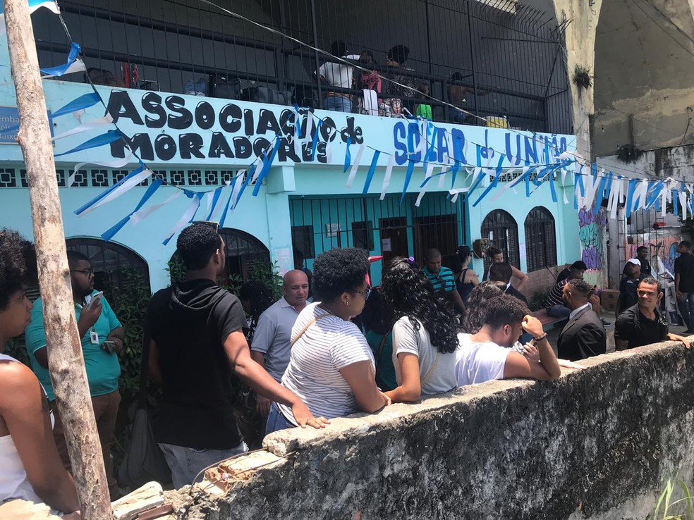 Fãs se aglomeram na Gamboa, em Salvador, para ver Anitta — Foto: Itana Alencar/G1