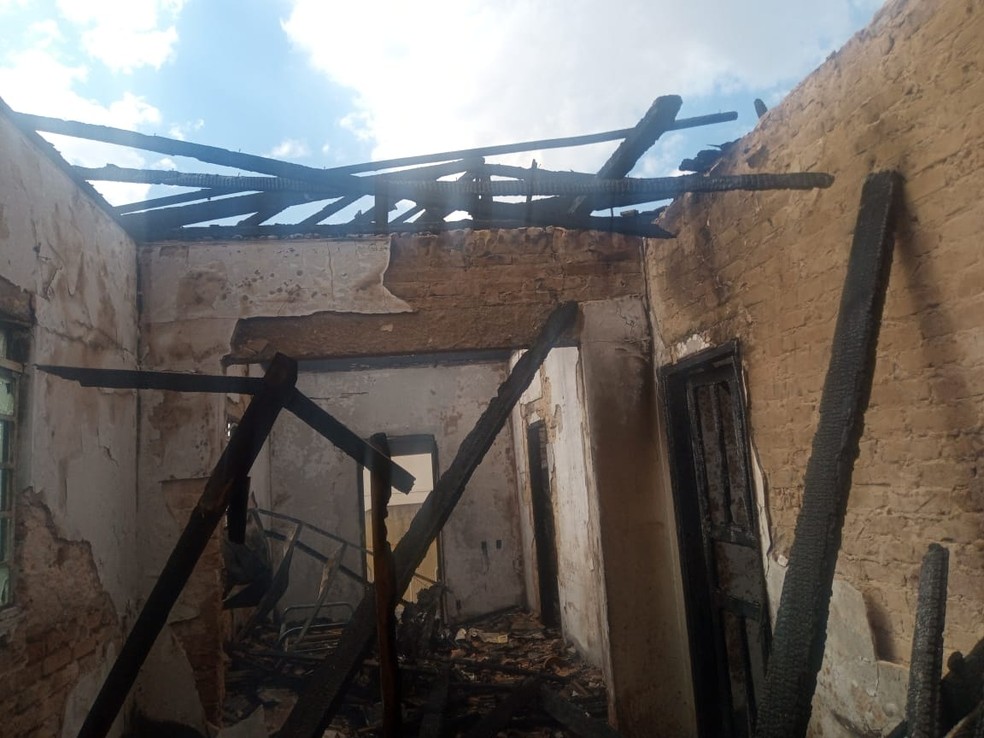 Idosa e filha são resgatadas por vizinhos após casa onde moravam pegar fogo em Bauru — Foto: Defesa Civil/Divulgação