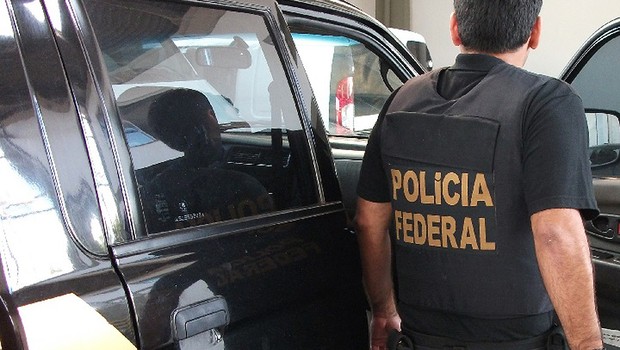 Agente da Polícia Federal conduz buscas e apreensão durante a Operação Zelotes (Foto: Wilson Dias/Agência Brasil)