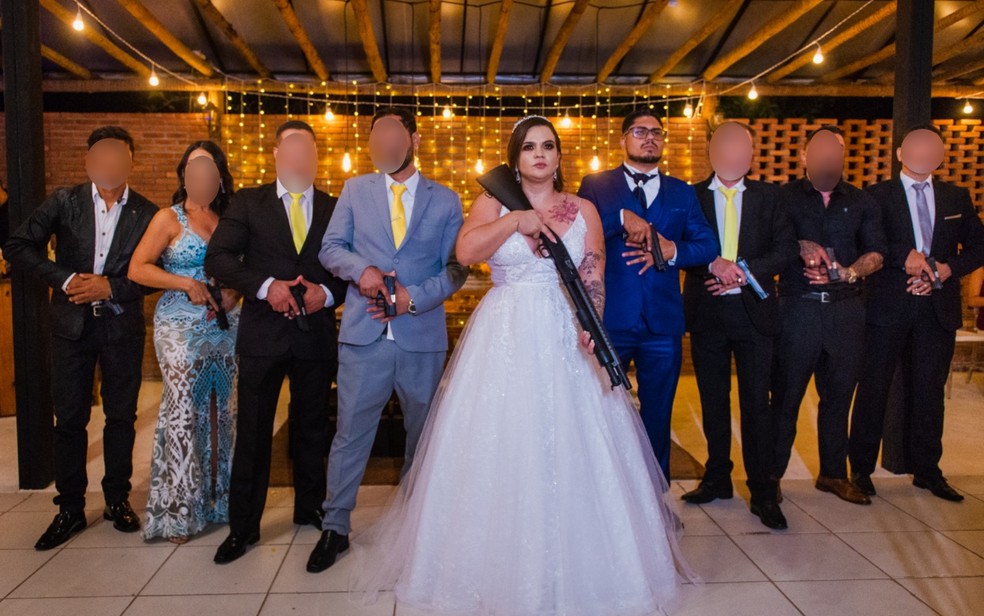 Noivos e padrinhos viralizam na web ao fazer fotos armados em casamento, em Aparecida de Goiânia — Foto: Heffraym Malta/Arquivo pessoal