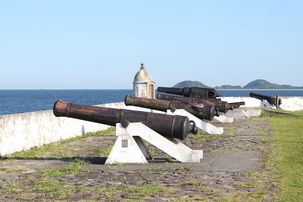 Os antigos canhões da Fortaleza Nossa Senhora dos Prazeres. — Foto: Marcio Kubo