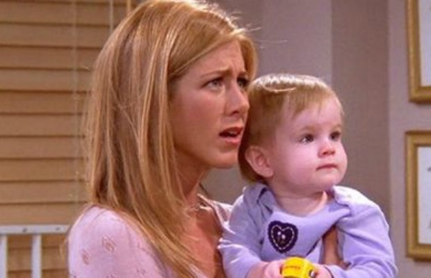As gêmeas se revezaram como Emma, filha da personagem de Jennifer Aniston (Foto: Reprodução)