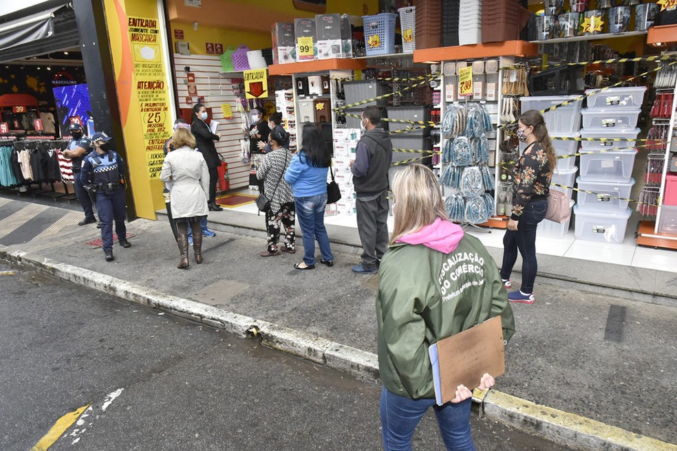 Agentes da Prefeitura fiscalizam cumprimento das regras do Plano SP — Foto: Divulgação/Prefeitura de Jundiaí