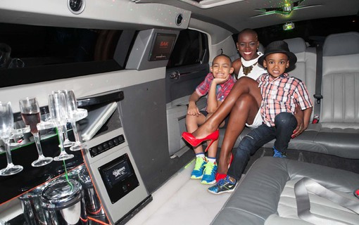 Angélica chegou de limousine com os filhos