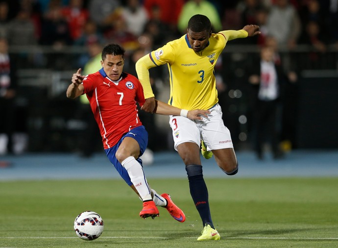Alexis Sanchez e Frickson Erazo, Chile x Equador, Copa América (Foto: AP)