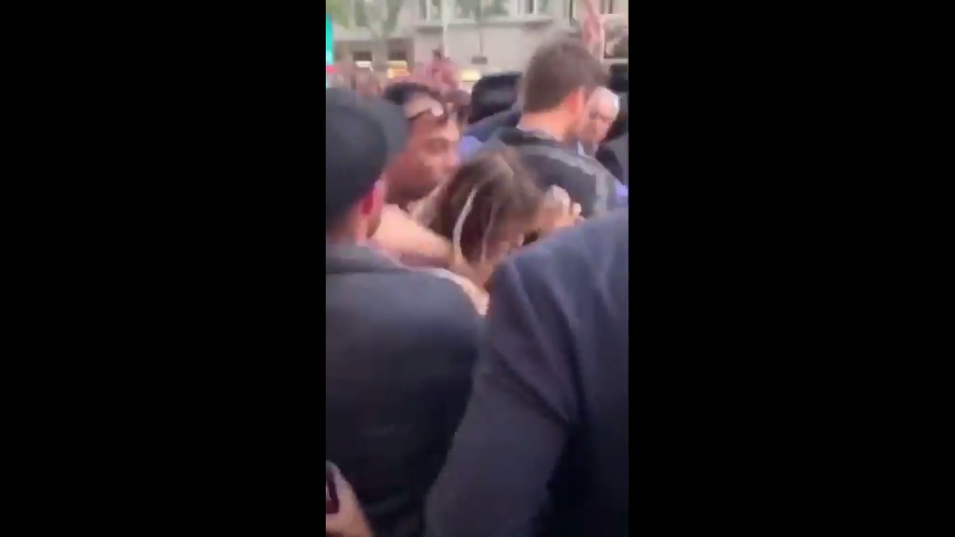 O instante no qual Miley Cyrus é agarrada e beijada por um homem nas ruas de Barcelona (Foto: Twitter)