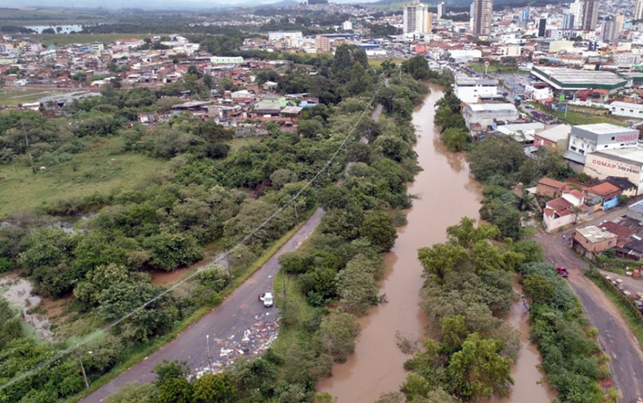 Chuvas fazem rios que cortam Pouso Alegre ficarem cerca de 3 metros acima do nível normal