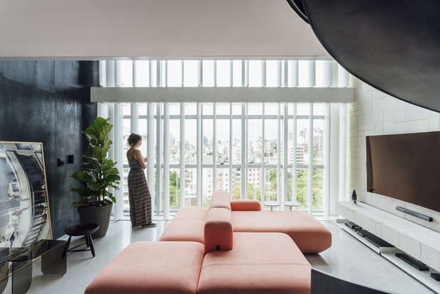 Loft de 68 m² surpreende com paleta minimalista e mix de materiais (Foto: FOTOS CRISTIANO BAUCE)