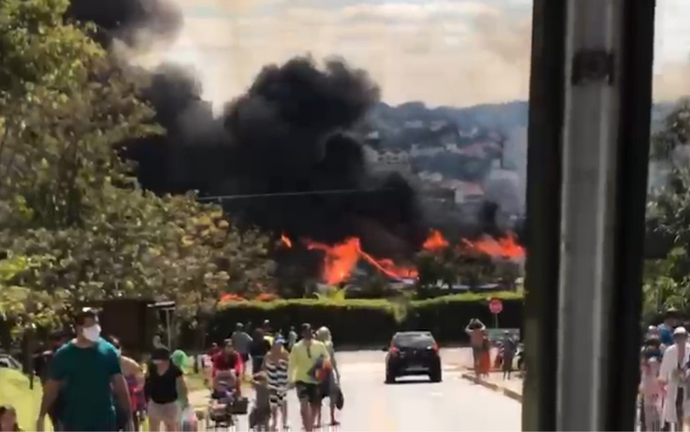 Turistas deixam resort às presas durante incêndio, em Rio Quente — Foto: Reprodução/TV Anhanguera