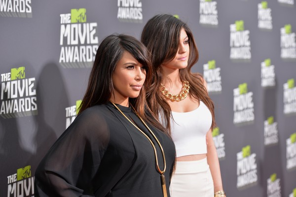 Kim Kardashian e Kylie Jenner durante um evento (Foto: Getty Images)
