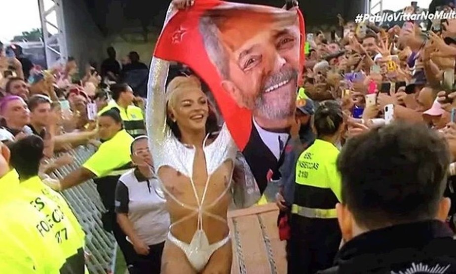 Cantora Pablo Vittar ergue toalha com o rosto de Lula durante apresentação no Lollapalooza: manifestação motivou ação do PL de Jair Bolsonaro