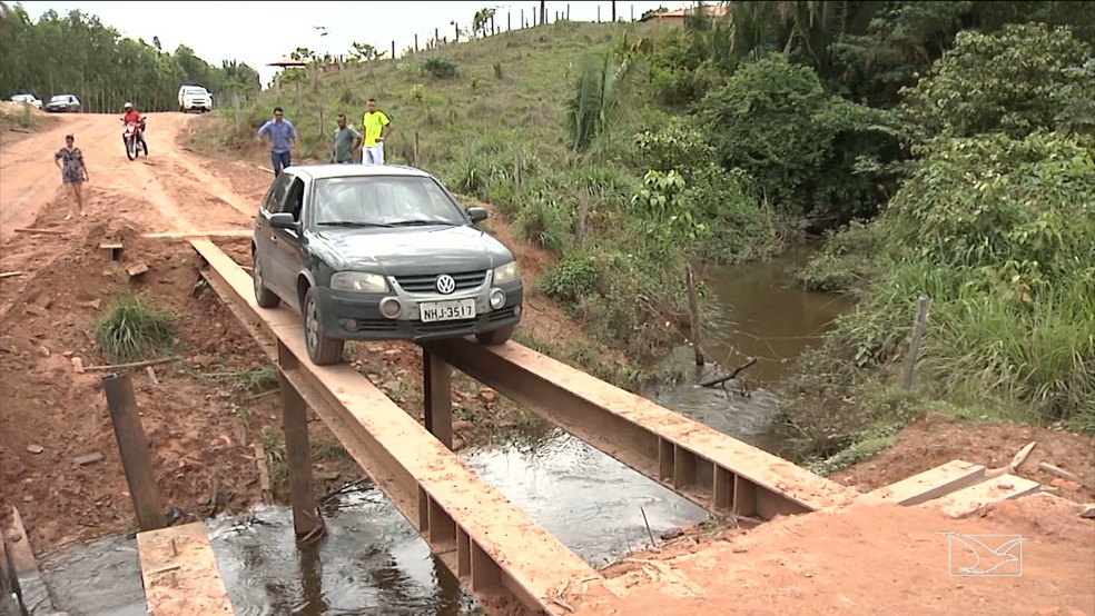 Motoristas se arriscam ao atravessar em cima de duas barras de ferro colocadas sobre o igarapé. (Foto: Reprodução/TV Mirante)