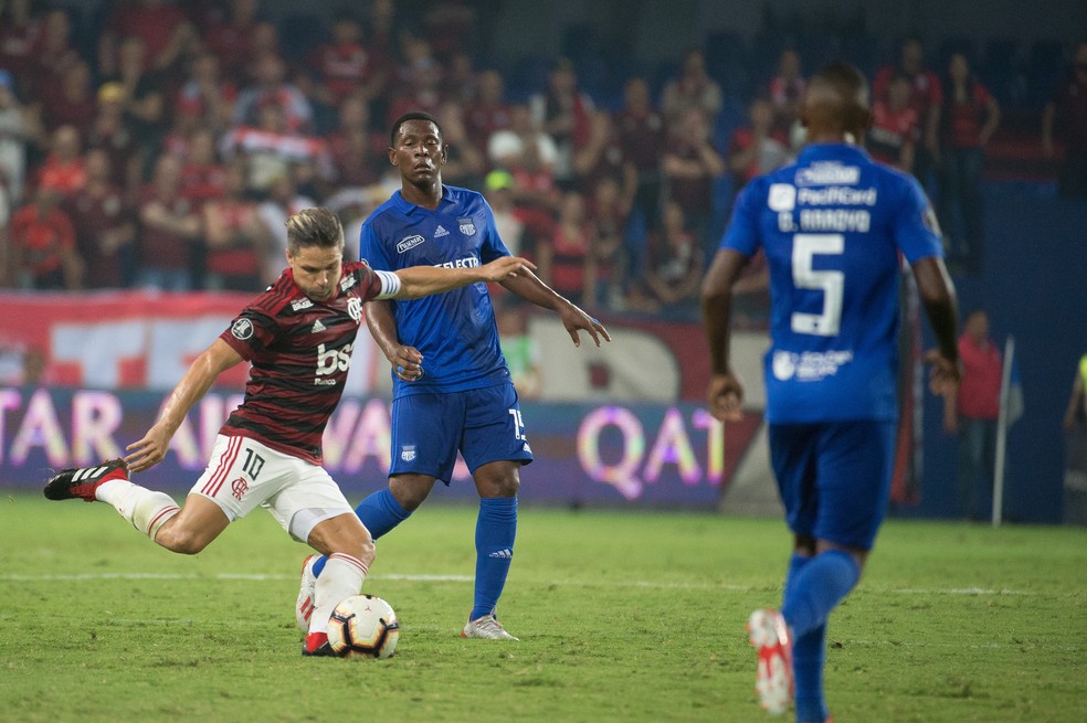 Diego em ação contra o Emelec: meia sofreu lesão séria e tem a temporada em risco — Foto: Alexandre Vidal / Flamengo