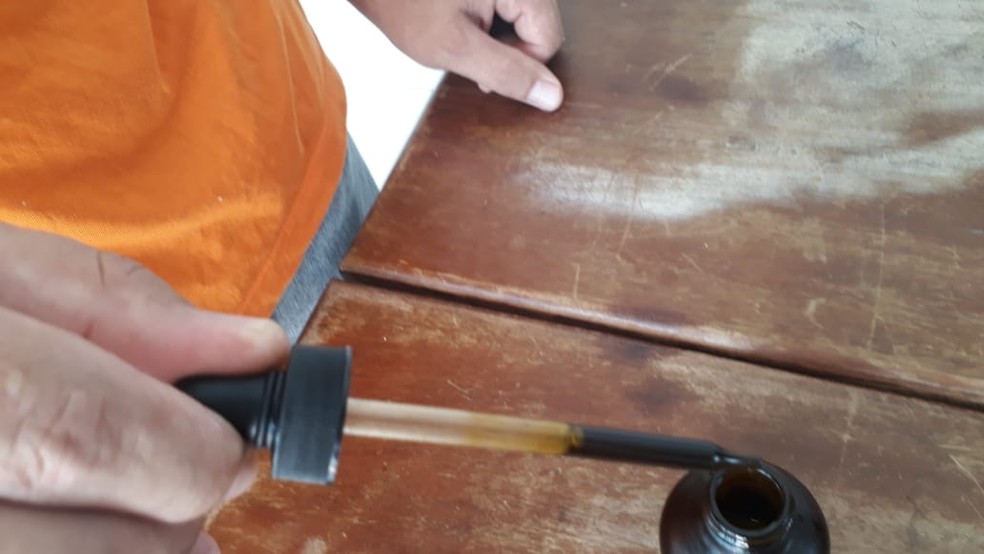 Óleo é armazenado em um vidro e todos os dias a criança toma duas gotas — Foto: Solanyara Nogueira/Arquivo pessoal