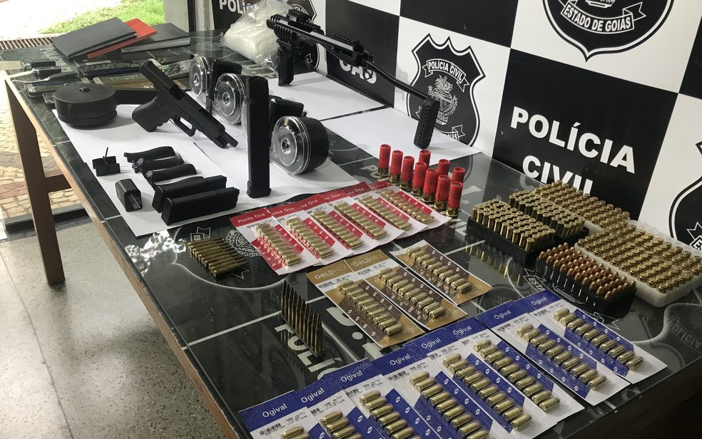 Armas, carregadores, muniÃ§Ãµes, dinheiro, celulares e um kit que transforma a pistola em uma submetralhadora apreendidos com grupo em GoiÃ¢nia, GoiÃ¡s â Foto: Vitor Santana/ G1
