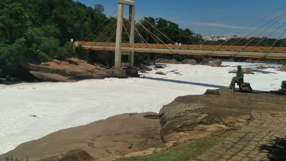 Rio Tietê volta a ficar coberto por espuma tóxica em Salto — Foto: Gilberto Esquerdo/Divulgação 