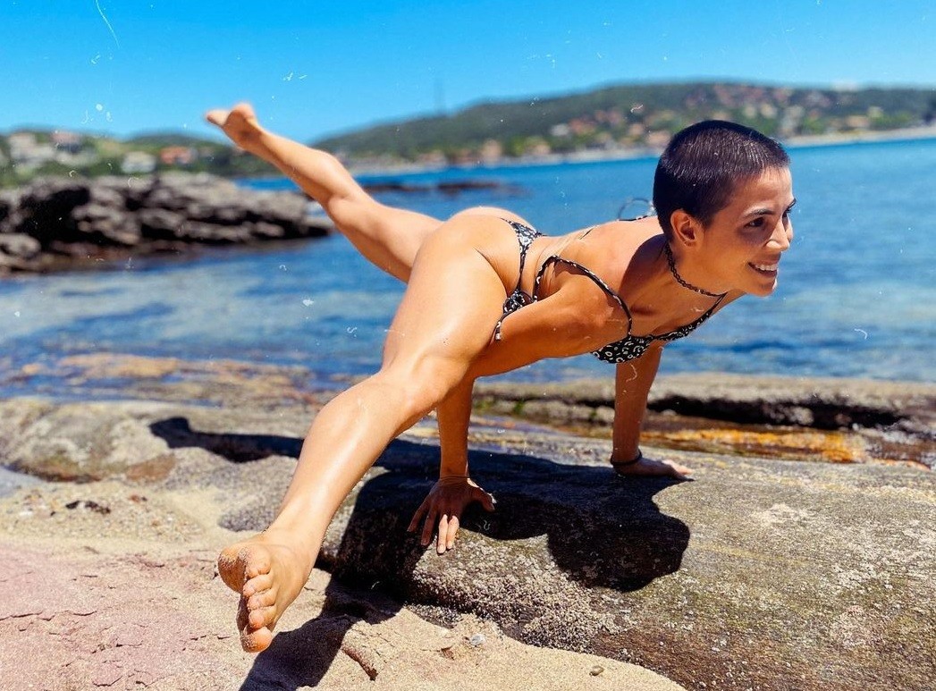 Pérola Faria capricha em pose de yoga (Foto: Reprodução/Instagram)