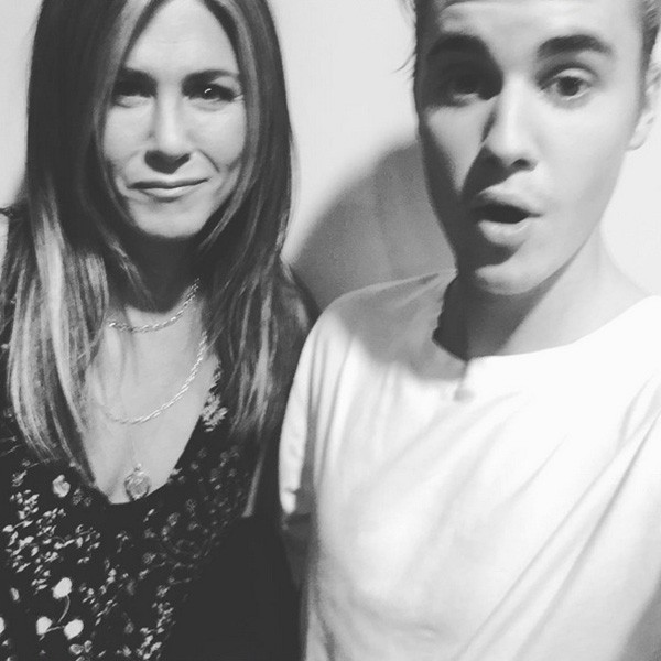 Justin Bieber e Jennifer Aniston posam juntos para foto (Foto: Reprodução Instagram)