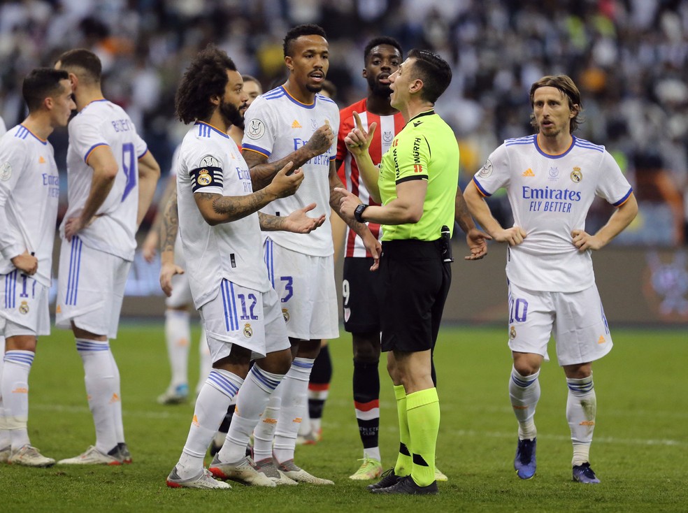 Marcelo conversa com árbitro de Athletic Bilbao x Real Madrid na decisão da Supercopa da Espanha — Foto: REUTERS/Ahmed Yosri