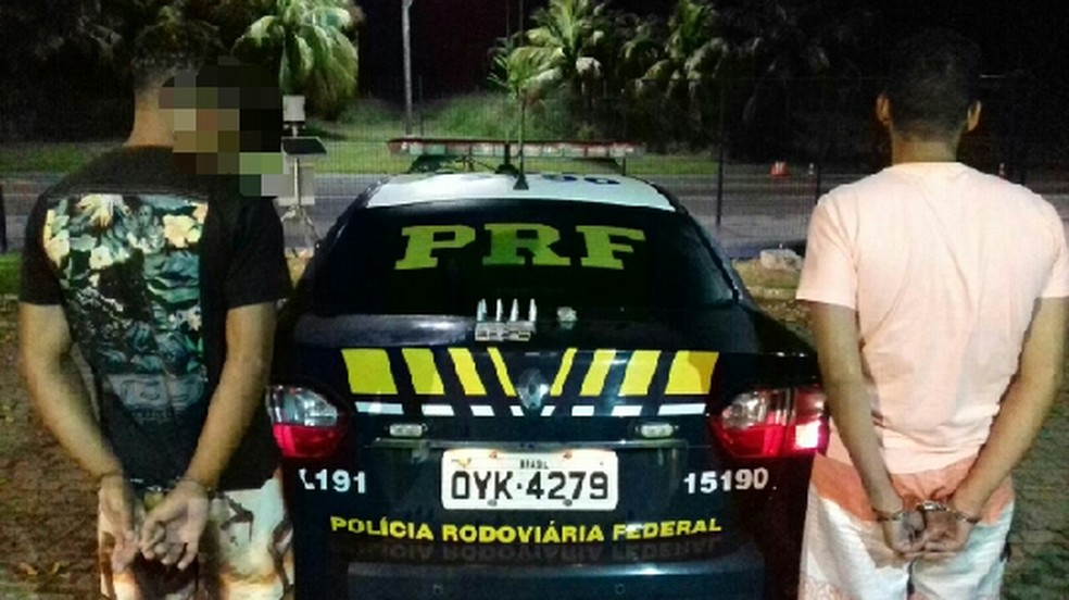 Homens foram detidos com drogas na BR-101, em Guarapari (Foto: Divulgação/PRF-ES)