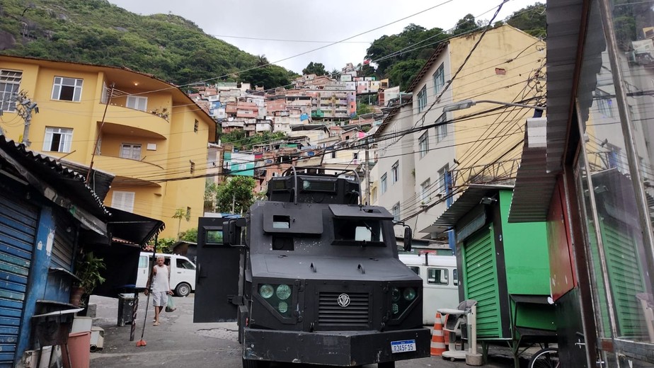 Polícia realiza operação no Morro Santa Marta