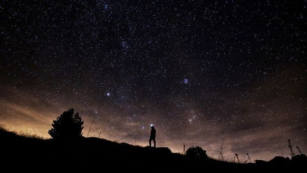 Para ver uma chuva de meteoros, também chamada coloquialmente de chuva de estrelas, você não precisa ter nenhum equipamento especial. (Foto: Getty Images)