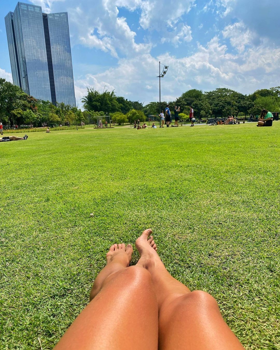 Carol Peixinho posa para fotos durante passeio no parque  (Foto: Reprodução / Instagram)