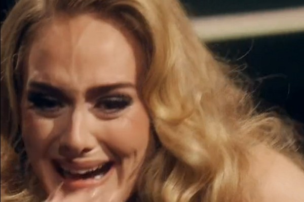 A cantora Adele emocionada ao saber da presença de sua professora preferida no show (Foto: Twitter)