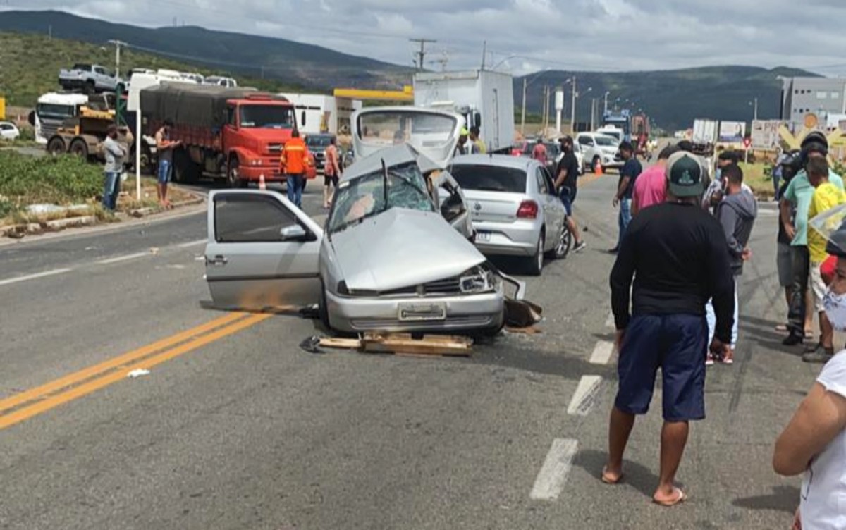 Batida Entre Carro E Caminhão Deixa Dois Mortos E Três Feridos Na Bahia Vítimas Eram Da Mesma 9122