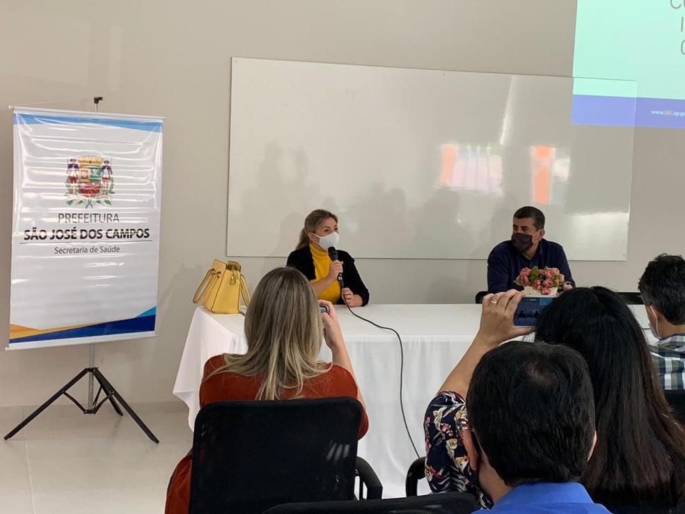 Anúncio foi feito em uma coletiva pela secretária de educação, Cristine de Angelis Pinto, e pelo secretário de saúde, Danilo Stanzani, durante a manhã desta sexta (4) — Foto: Daniela Lopes/ TV Vanguarda