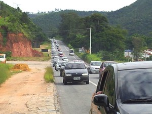 Motorista deve ter paciência para acessar as cidades do litoral norte do Estado de São Paulo. Na Tamoios o tráfego intenso e com lentidão em pontos isolados, como esse em Paraibuna. (Foto: Vanessa Vantine/TV Vanguarda)