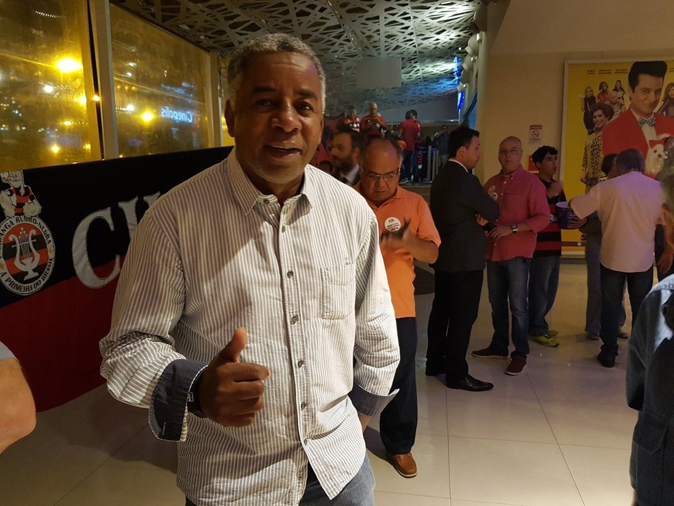 O ex-jogador Andrade compareceu dando apoio a Landim &mdash; Foto: Marcelo Baltar / GloboEsporte.com