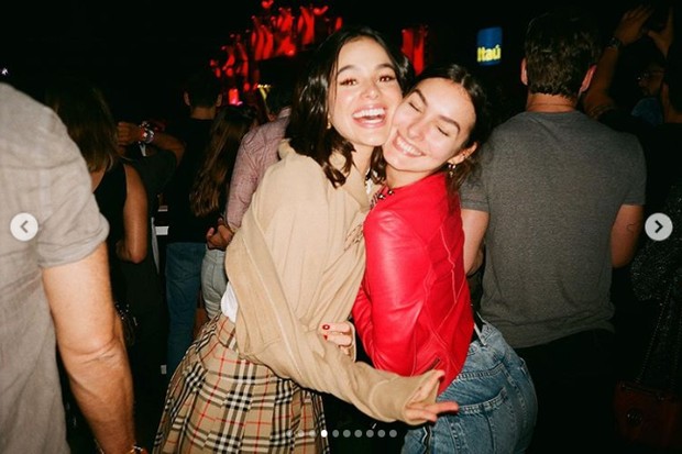 Bruna Marquezine e Marina Moschen (Foto: Reprodução/Instagram)