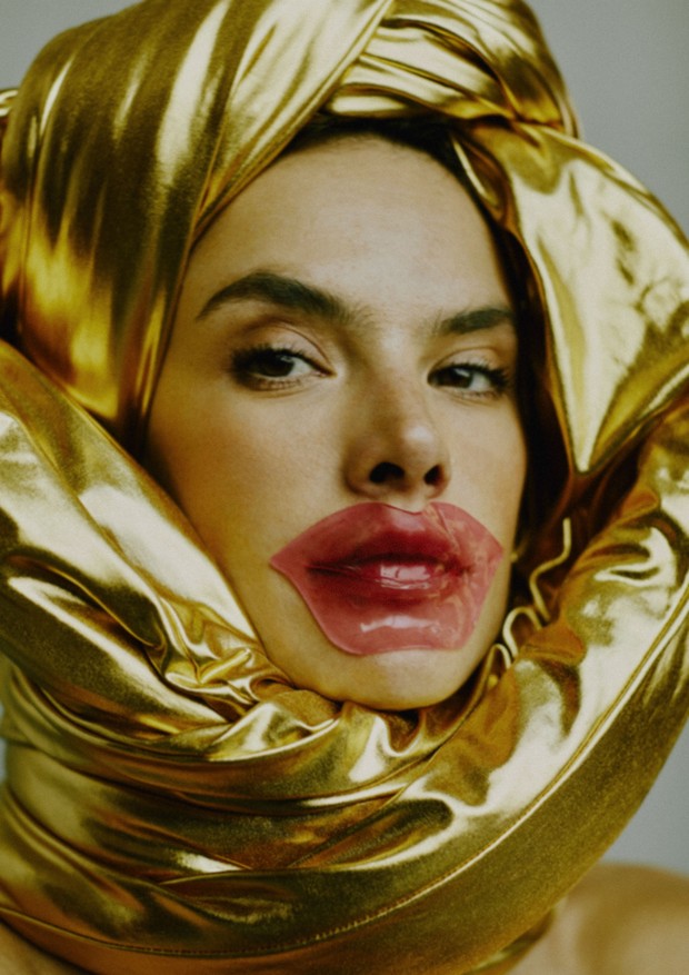 Alessandra Ambrosio para a edição de maio de 2018 com máscara coreana para lábios (Foto: Rafael Pavarotti/Arquivo Vogue)